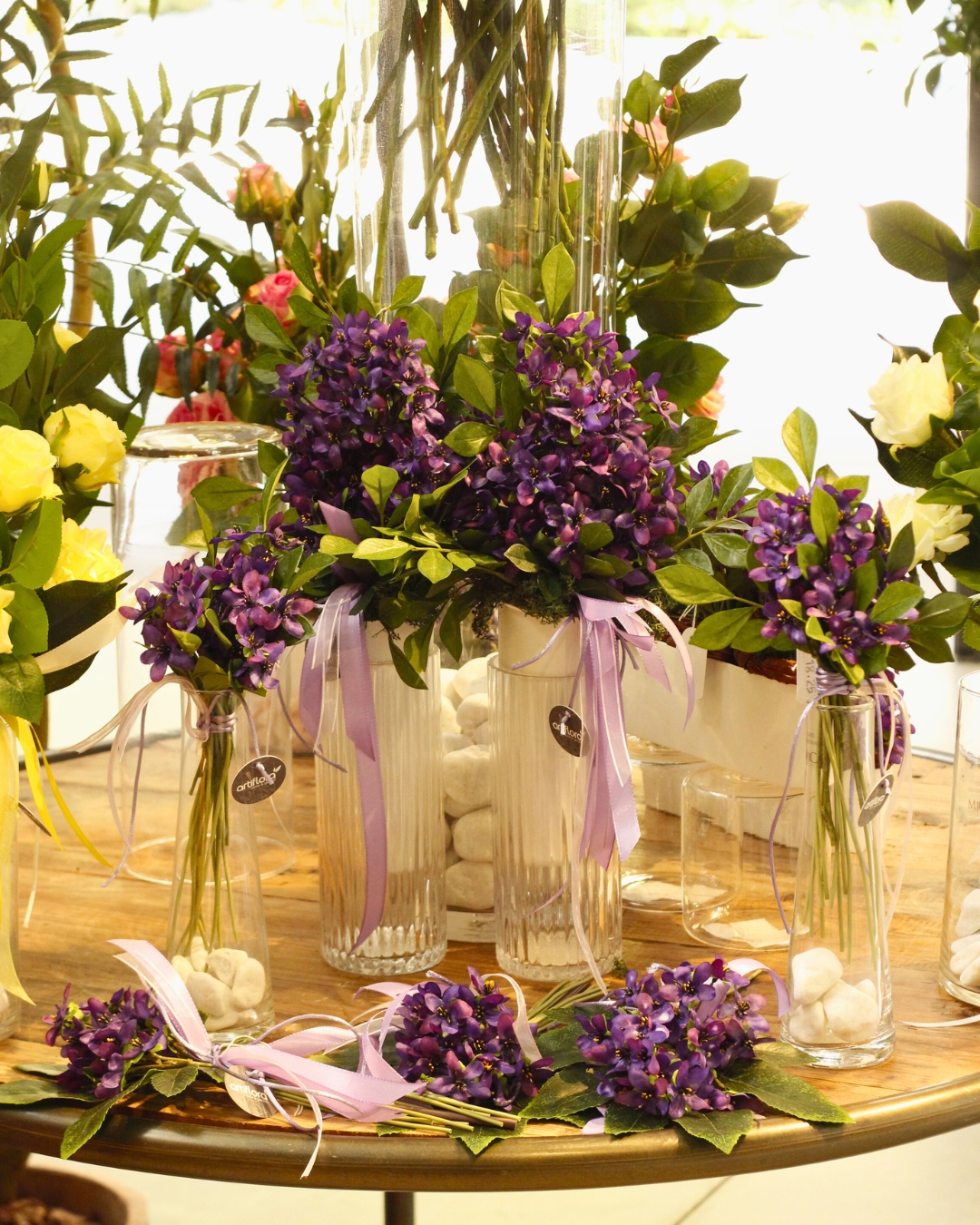Ens preparem per Tots Sants amb arranjaments florals plens de sentiment